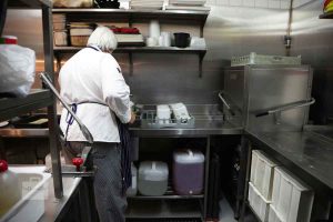 Estoy buscando lavaplatos para una cocina de hotel