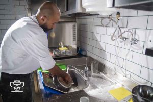 Se busca ayudante de cocina y lavaplatos